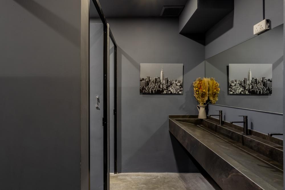 Modern Bathroom with Countertop and Cement Floor