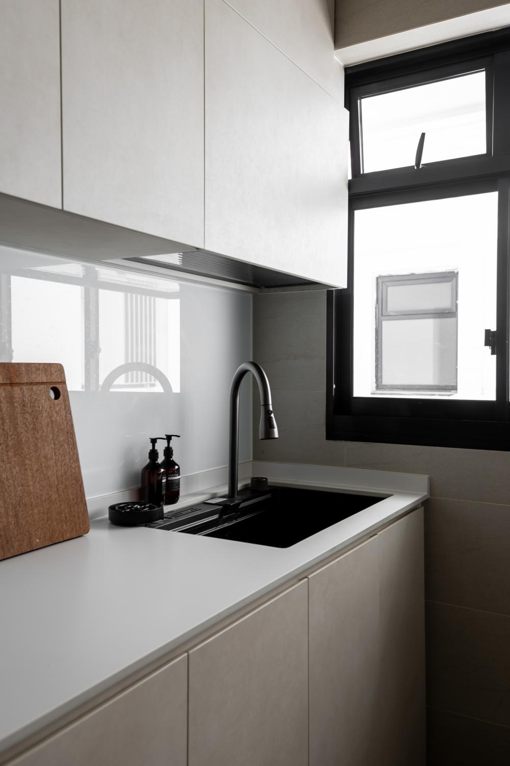 Contemporary Kitchen with Countertop and Kitchen Backsplash