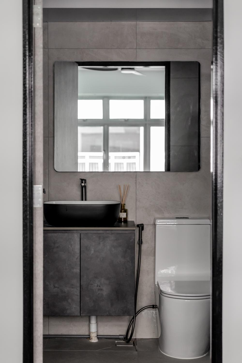 Contemporary Bathroom with Mirror and Bathroom Storage