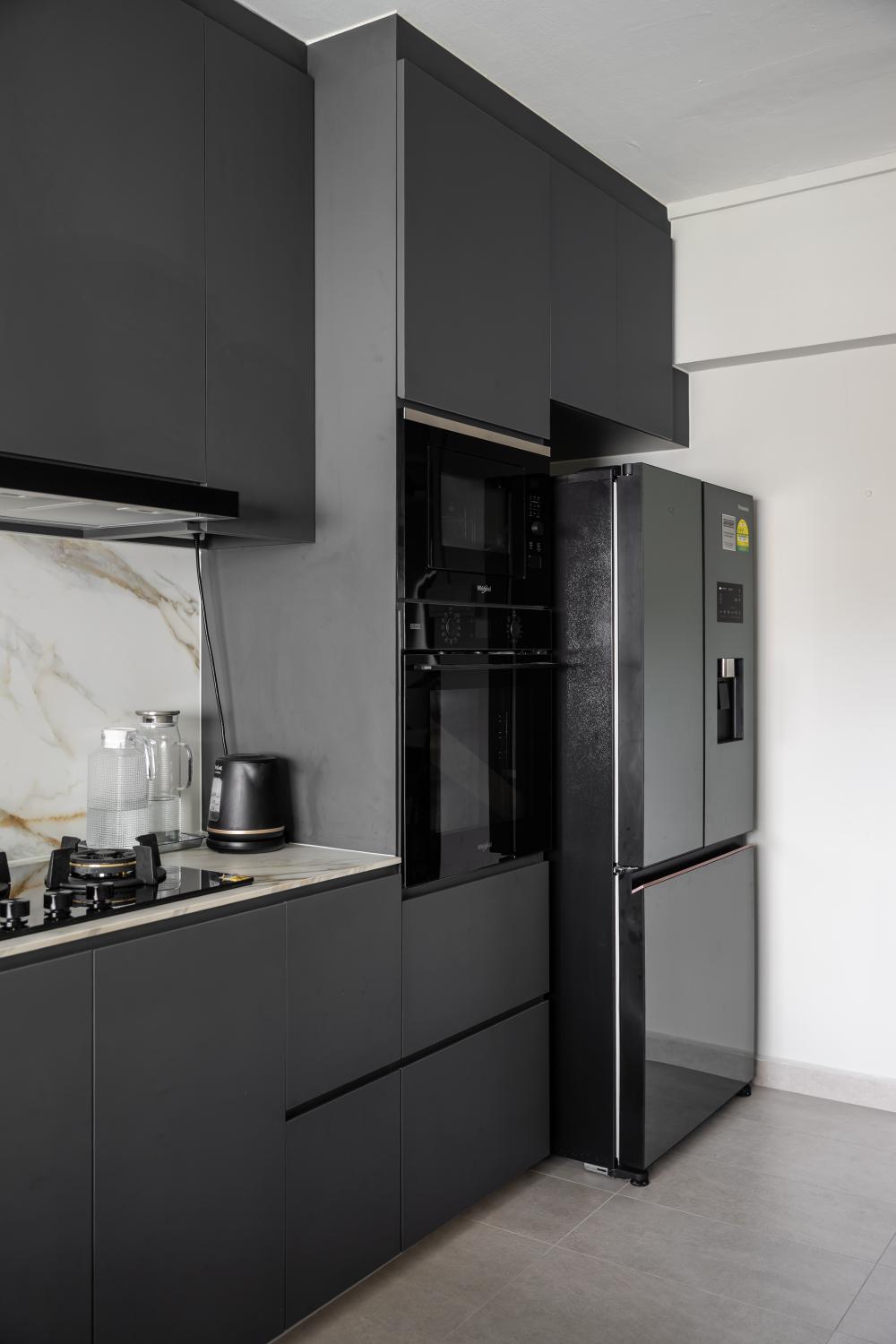 Modern Kitchen with Countertop and Homogeneous Tiles