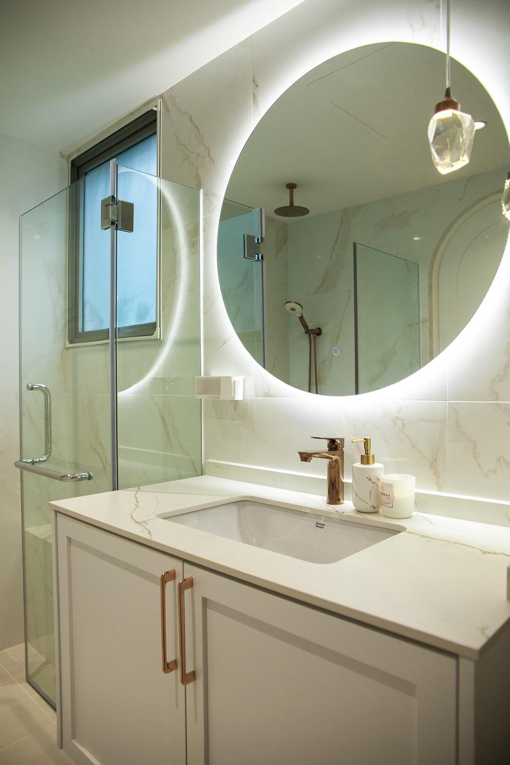Contemporary Bathroom with Mirror and Rainshower