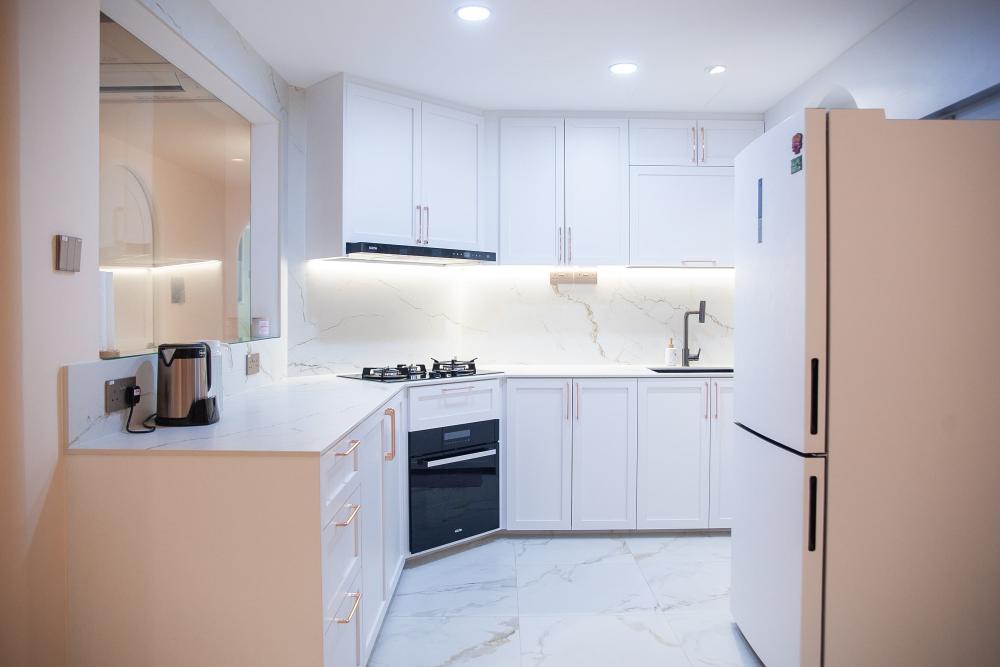 Contemporary Kitchen with Countertop and Homogeneous Tiles