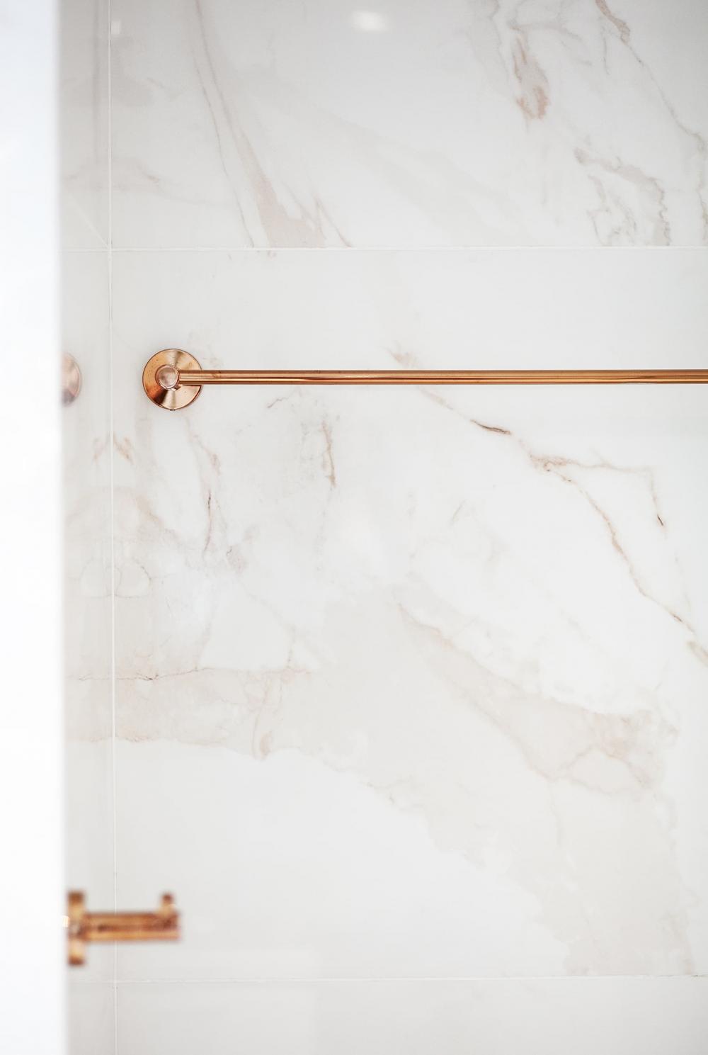 Contemporary Bathroom with Homogeneous Tiles and Bathroom Accessories