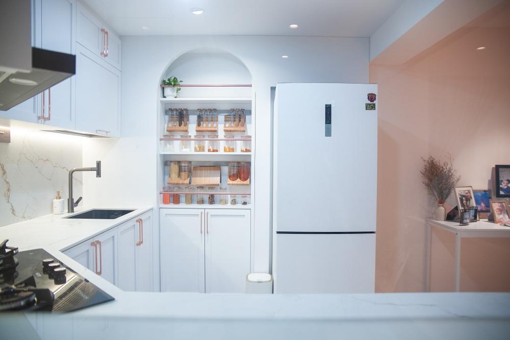 Contemporary Kitchen with Countertop and Kitchen Backsplash