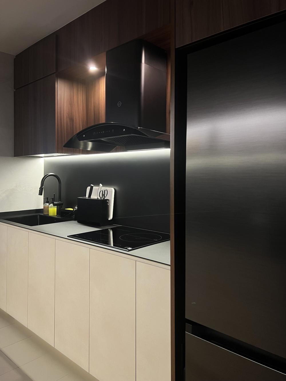 Minimalist Kitchen with Countertop and Kitchen Backsplash