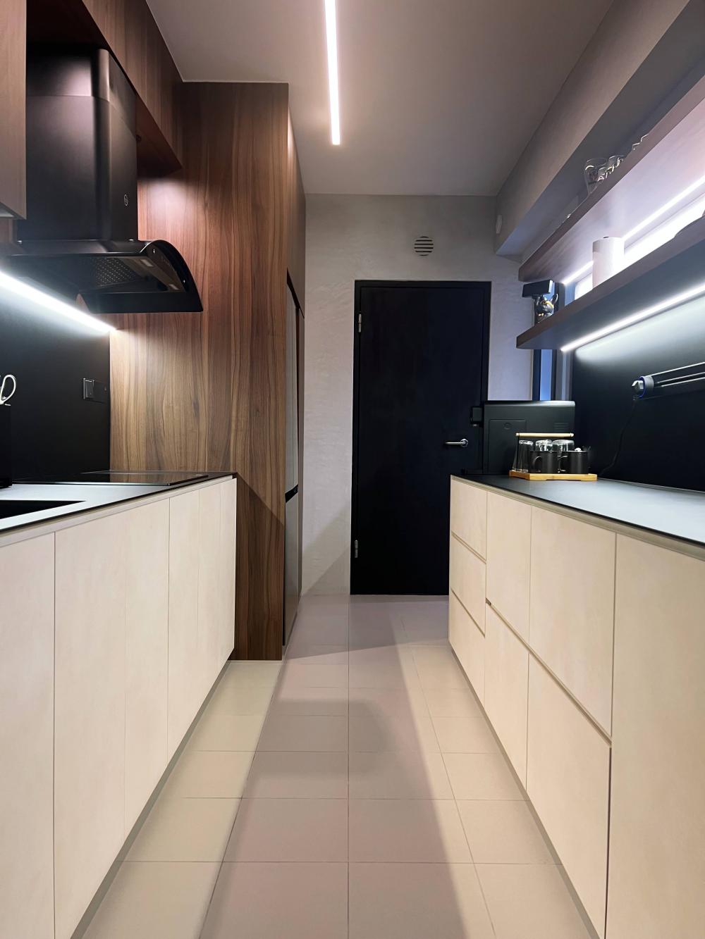 Minimalist Kitchen with Kitchen Backsplash and Kitchen Tap