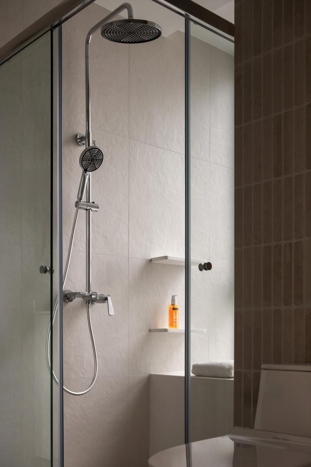 Modern Bathroom with Homogeneous Tiles and Shower Screen