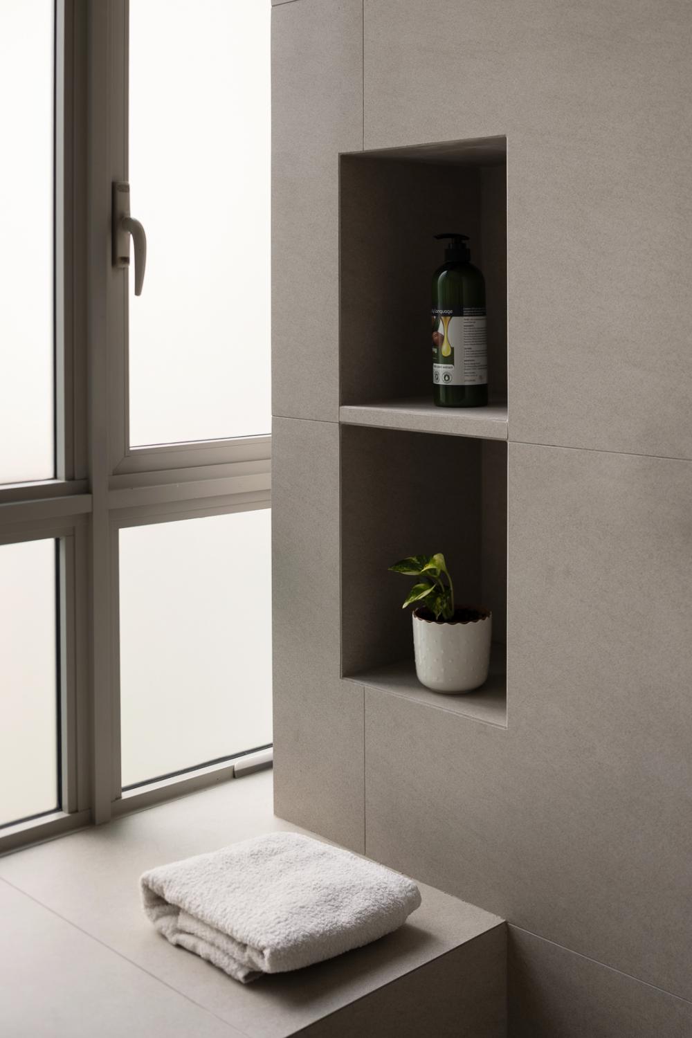 Modern Bathroom with Homogeneous Tiles and Shower Screen