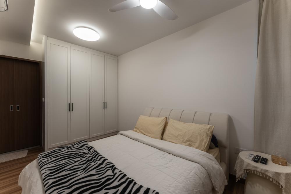 Country Bedroom with Vinyl Flooring and Cove Lighting
