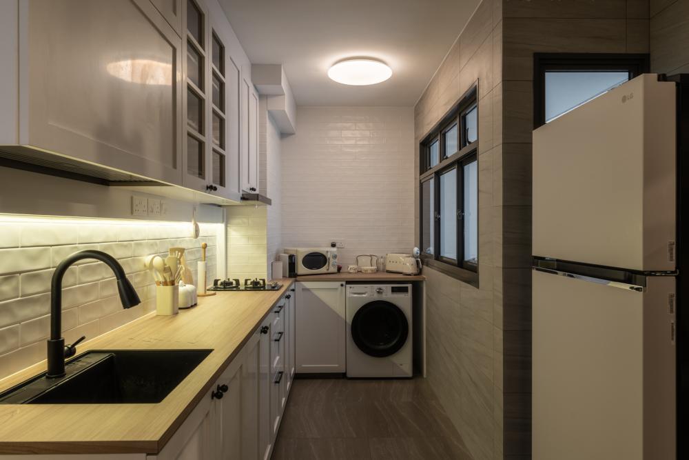 Country Kitchen with Open Kitchen and Kitchen Backsplash