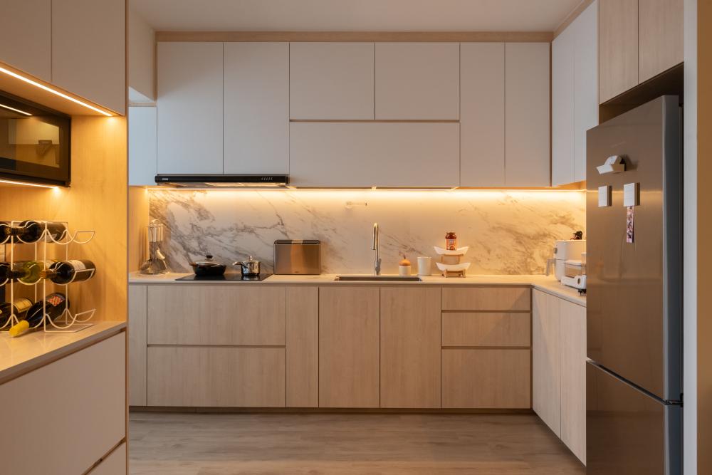 Scandinavian Kitchen with Vinyl Flooring and Homogeneous Tiles