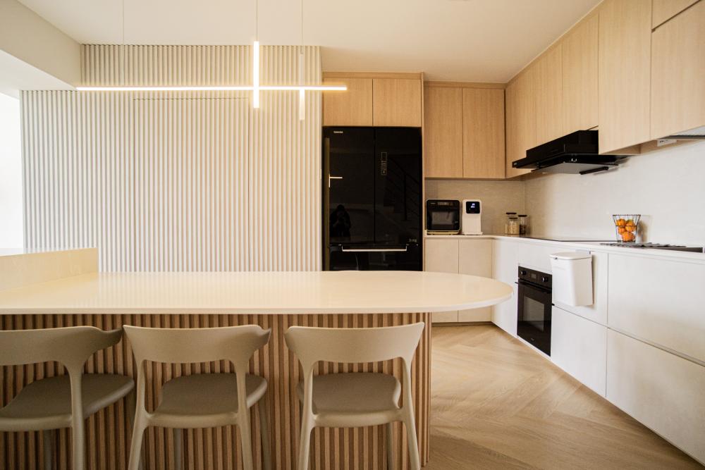 Modern Kitchen with Vinyl Flooring and Kitchen Island