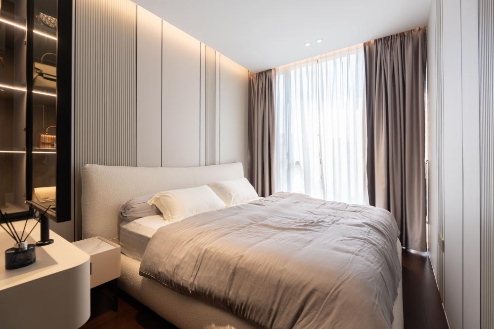 Contemporary Bedroom with Vinyl Flooring and Wardrobe