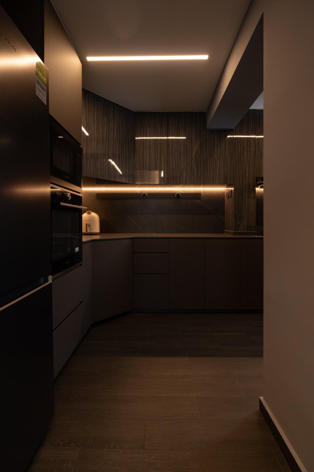 Modern Kitchen with Vinyl Flooring and Open Kitchen