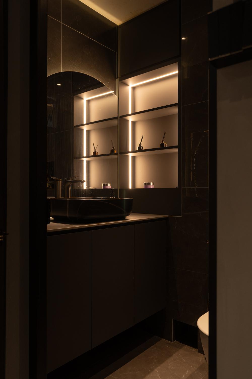 Modern Bathroom with Vinyl Flooring and Mirror