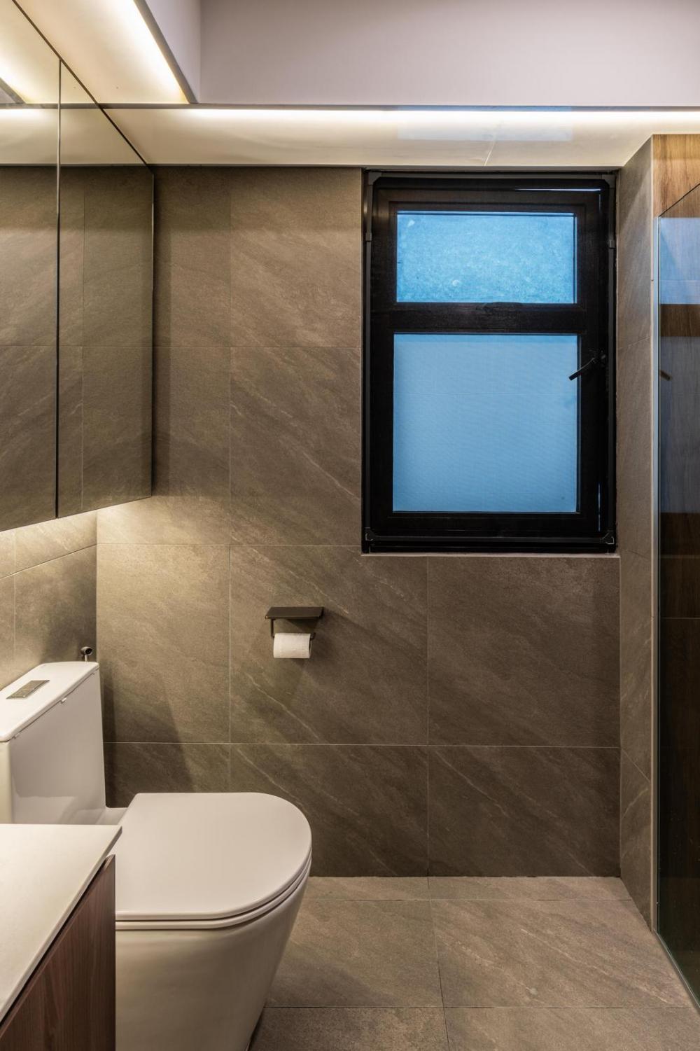 Modern Bathroom with Countertop and Homogeneous Tiles