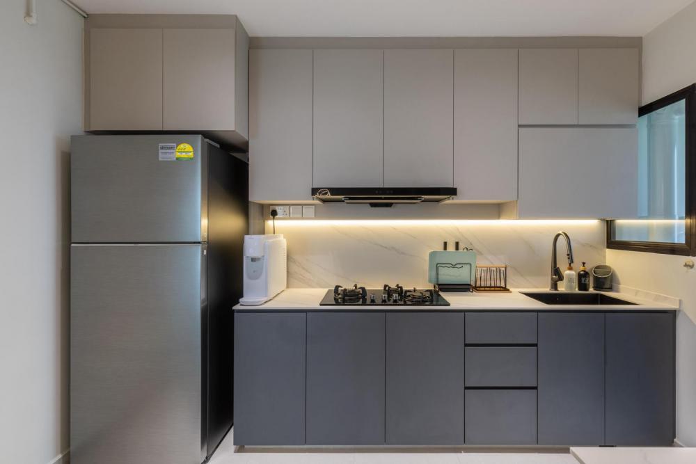 Modern Kitchen with Countertop and Homogeneous Tiles