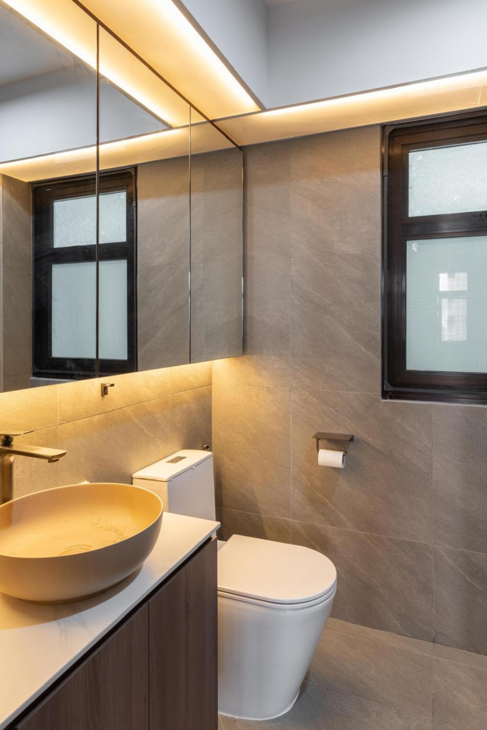 Modern Bathroom with Countertop and Homogeneous Tiles