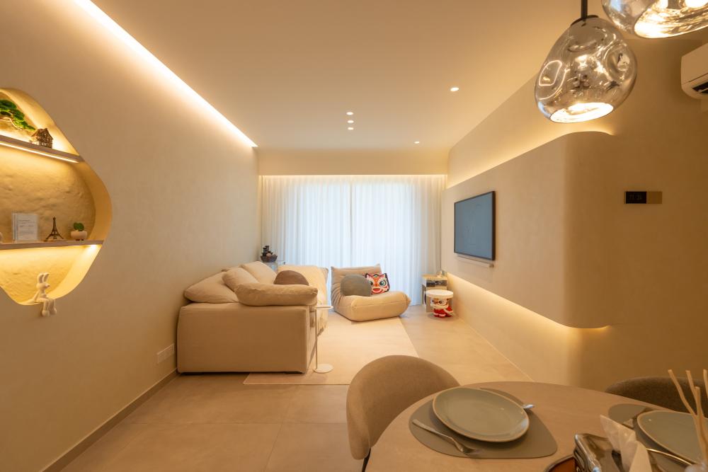 Minimalist Living Room with Homogeneous Tiles and Feature Wall