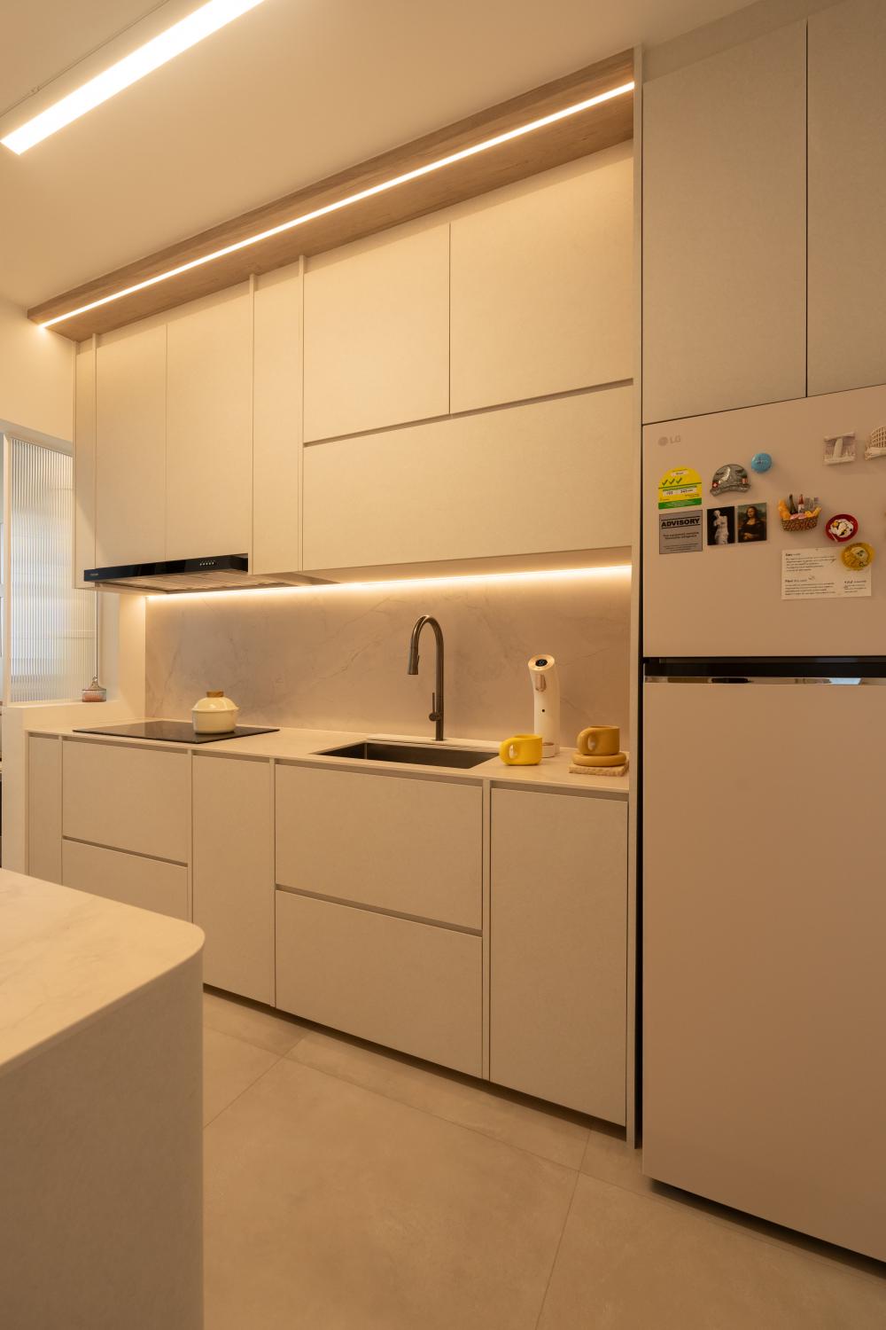 Minimalist Kitchen with Homogeneous Tiles and Kitchen Backsplash
