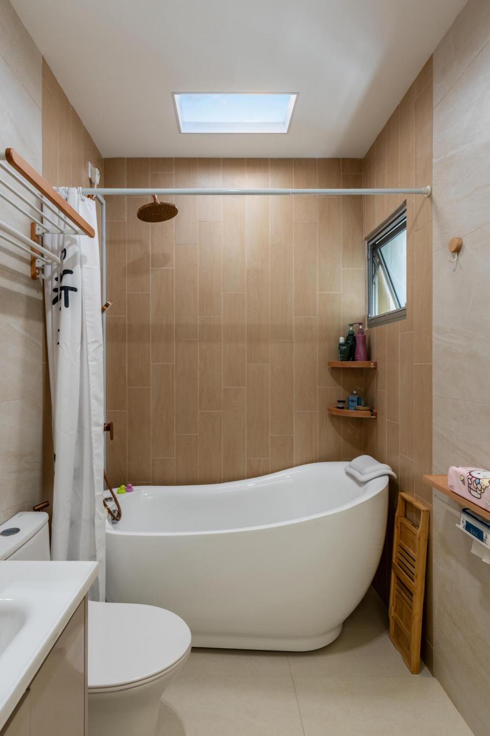 Contemporary Bathroom with Homogeneous Tiles and Mirror