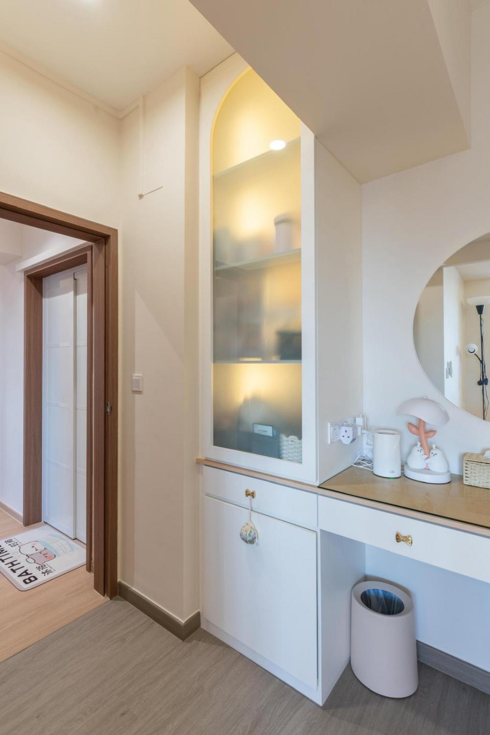 Contemporary Bedroom with Vinyl Flooring and Wardrobe