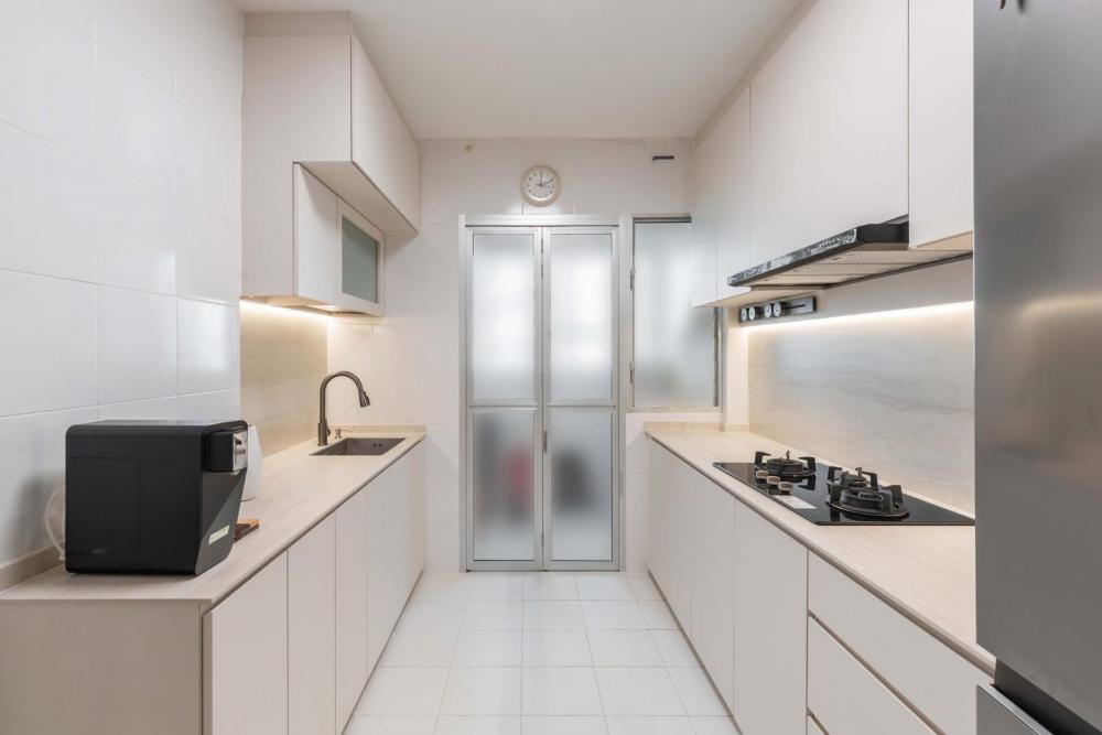Minimalist Kitchen with Countertop and Homogeneous Tiles