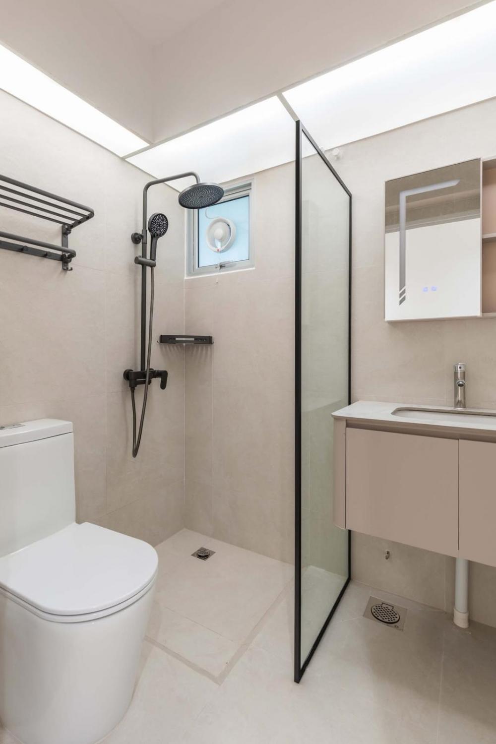 Minimalist Bathroom with Homogeneous Tiles and Mirror