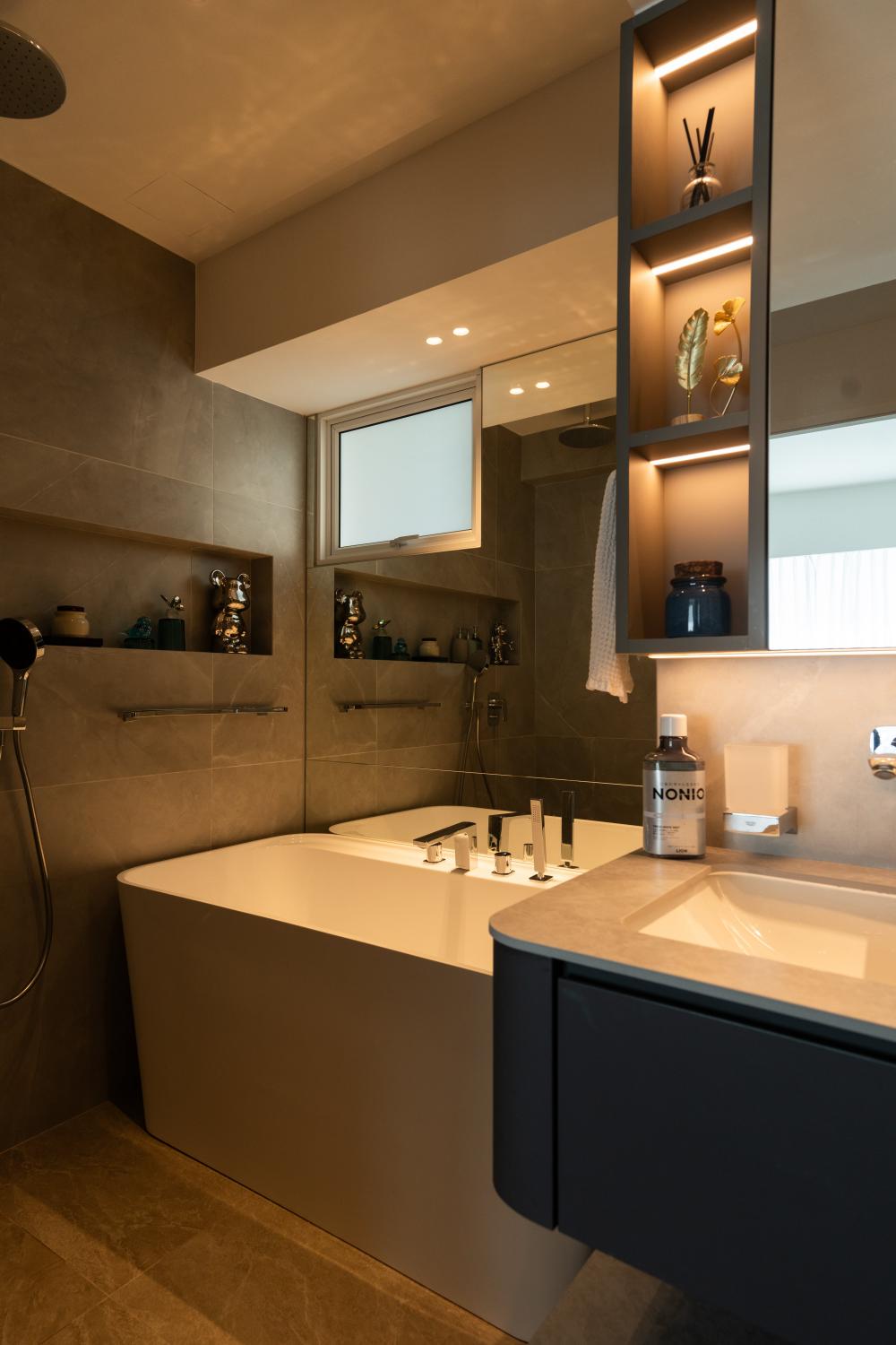 Modern Bathroom with Mirror and Bathroom Accessories