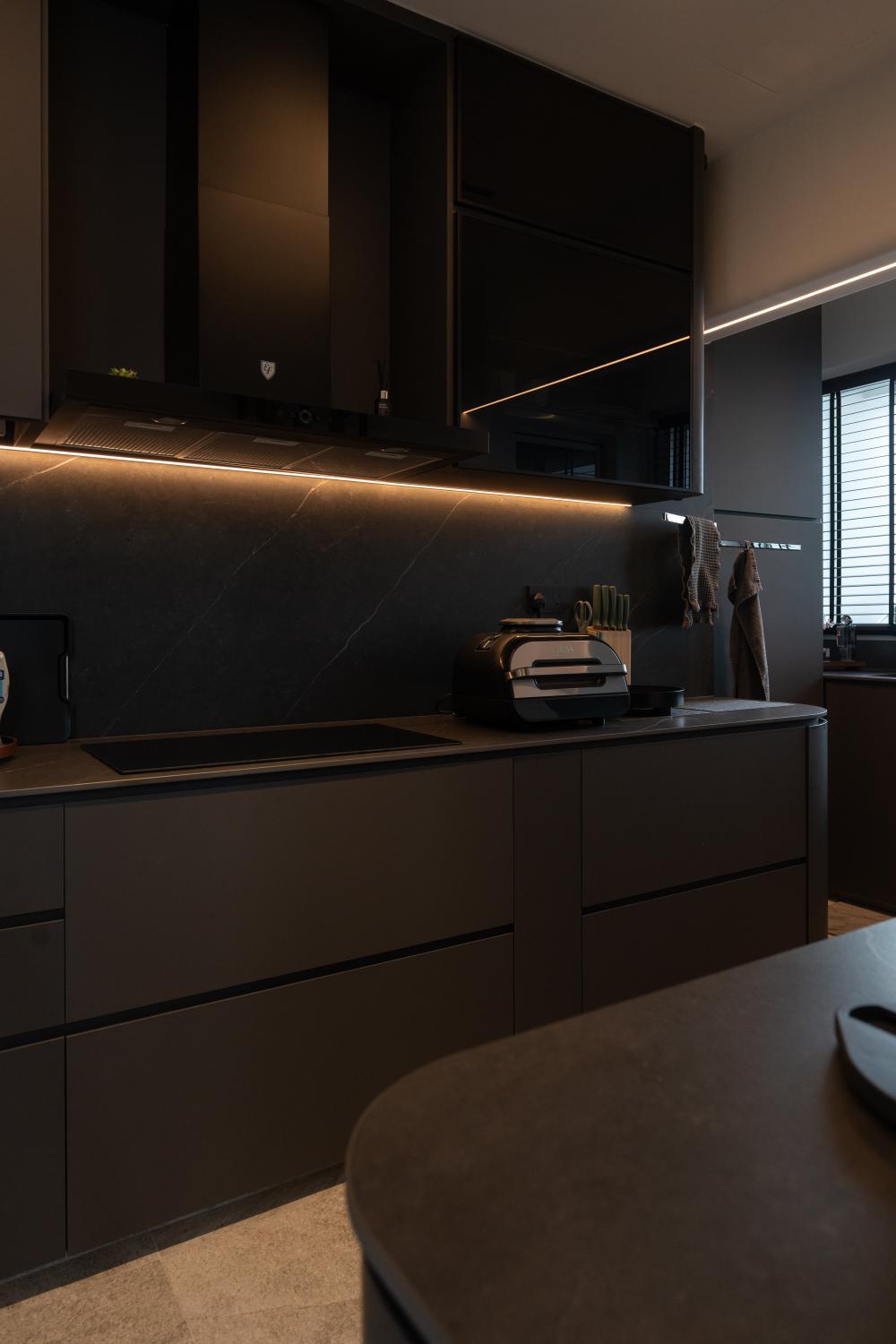 Modern Kitchen with Kitchen Window and Open Kitchen