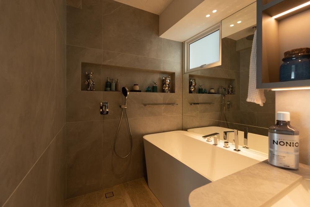 Modern Bathroom with Countertop and Mirror