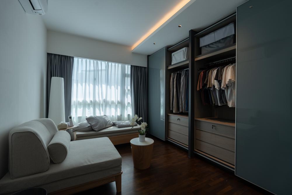Modern Walk-in Wardrobe with Mirror and Wardrobe
