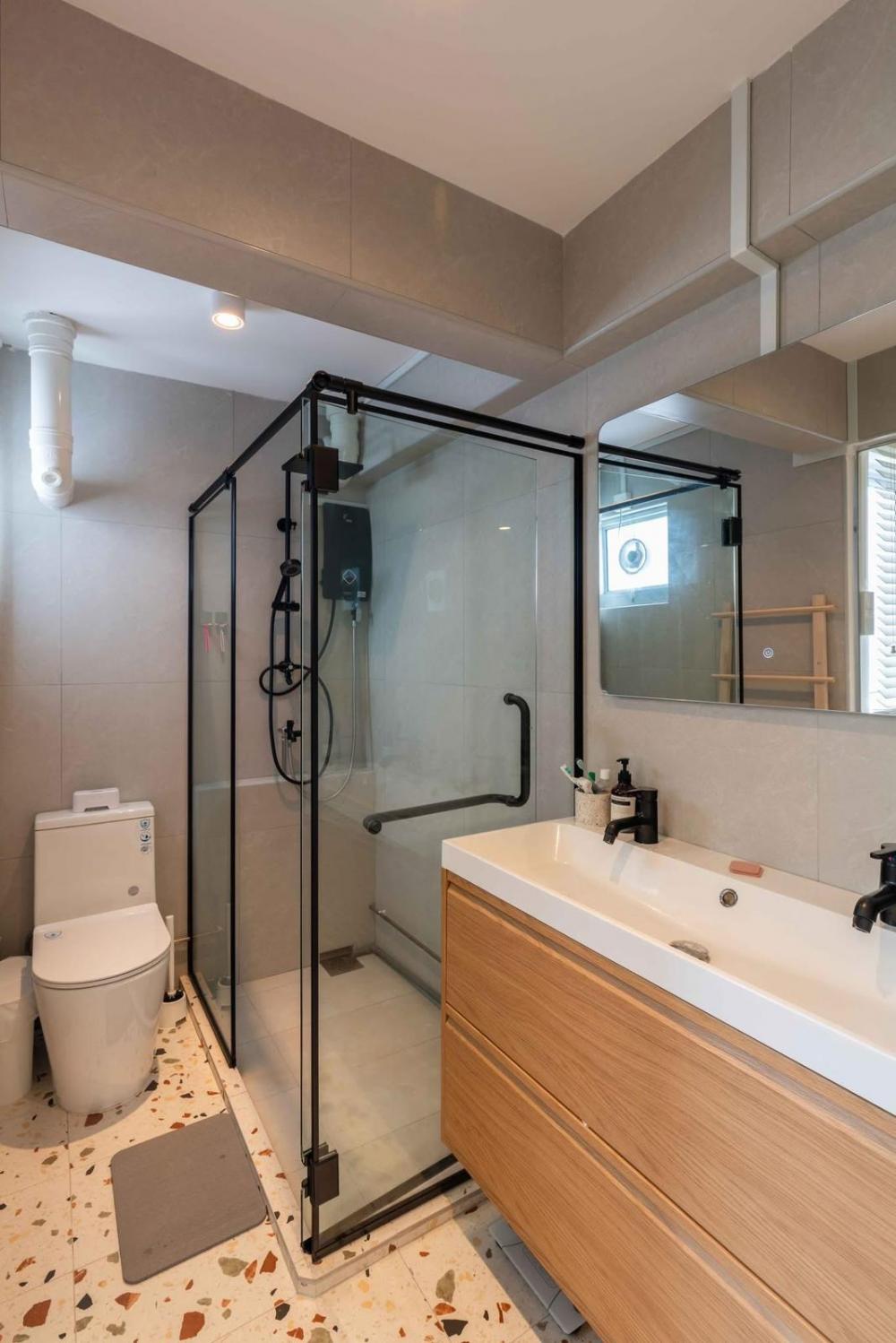 Minimalist Bathroom with Homogeneous Tiles and Mirror