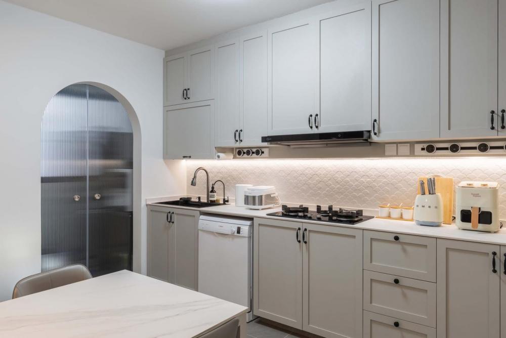 Modern Kitchen with Countertop and Homogeneous Tiles