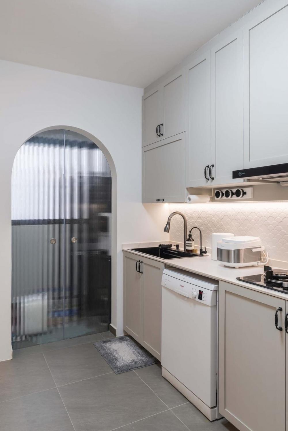 Modern Kitchen with Countertop and Homogeneous Tiles