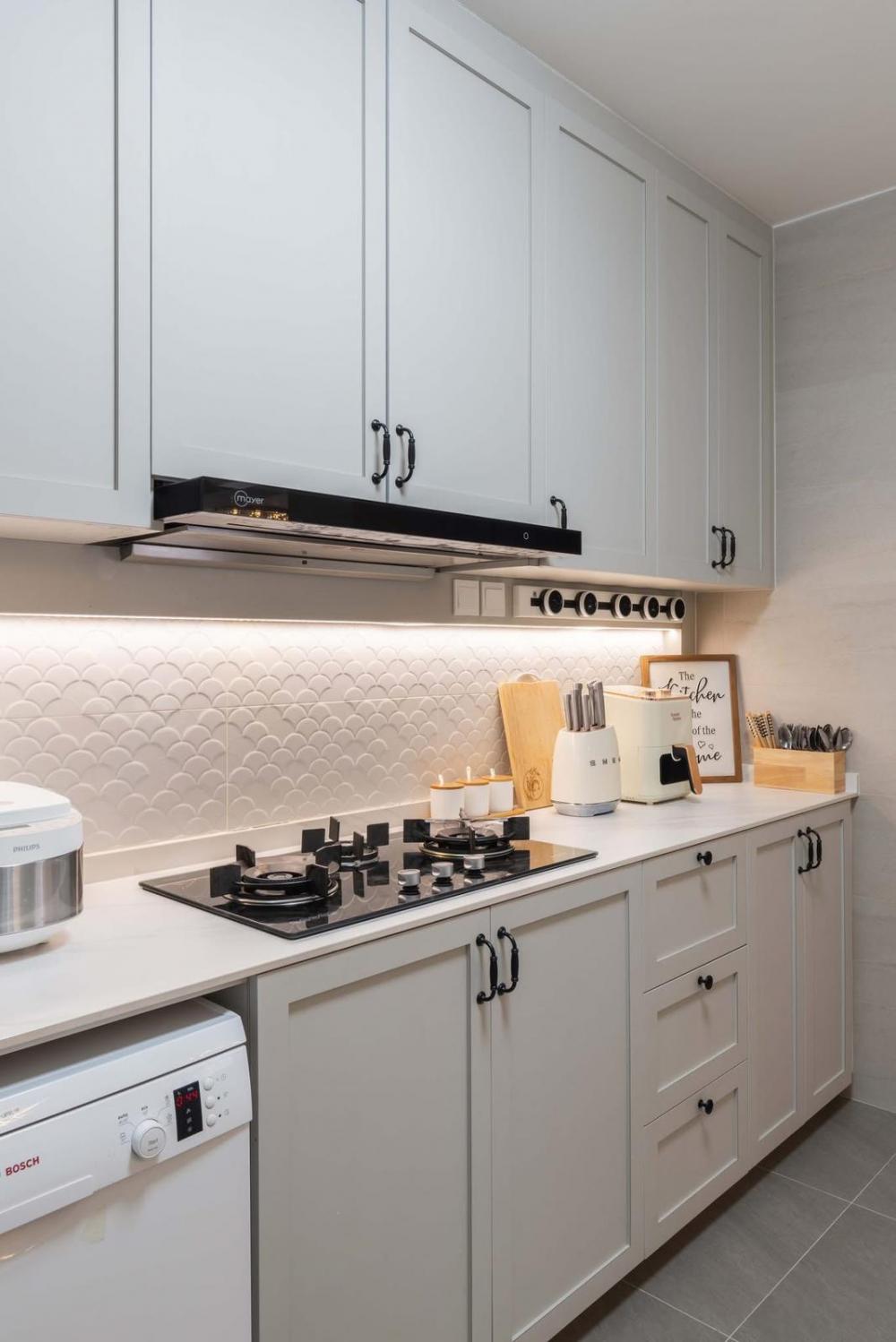 Modern Kitchen with Countertop and Homogeneous Tiles
