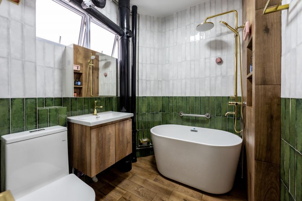 Modern Bathroom with Homogeneous Tiles and Mirror