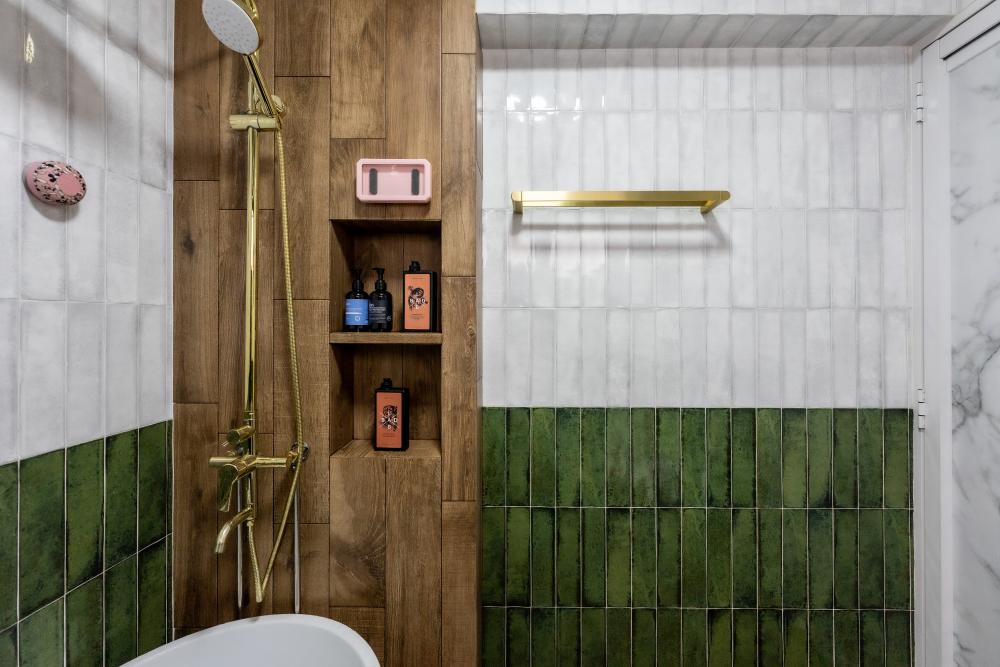 Modern Bathroom with Homogeneous Tiles and Mirror