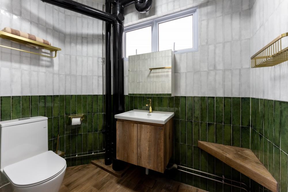 Modern Bathroom with Countertop and Homogeneous Tiles