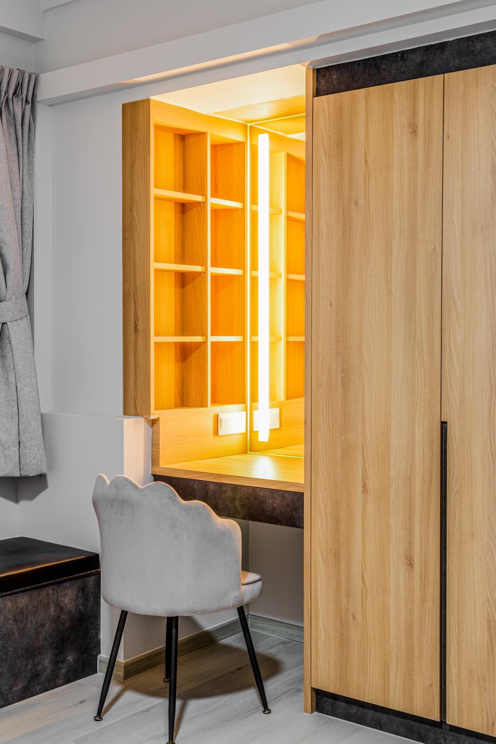 Minimalist Bathroom with Homogeneous Tiles and Mirror