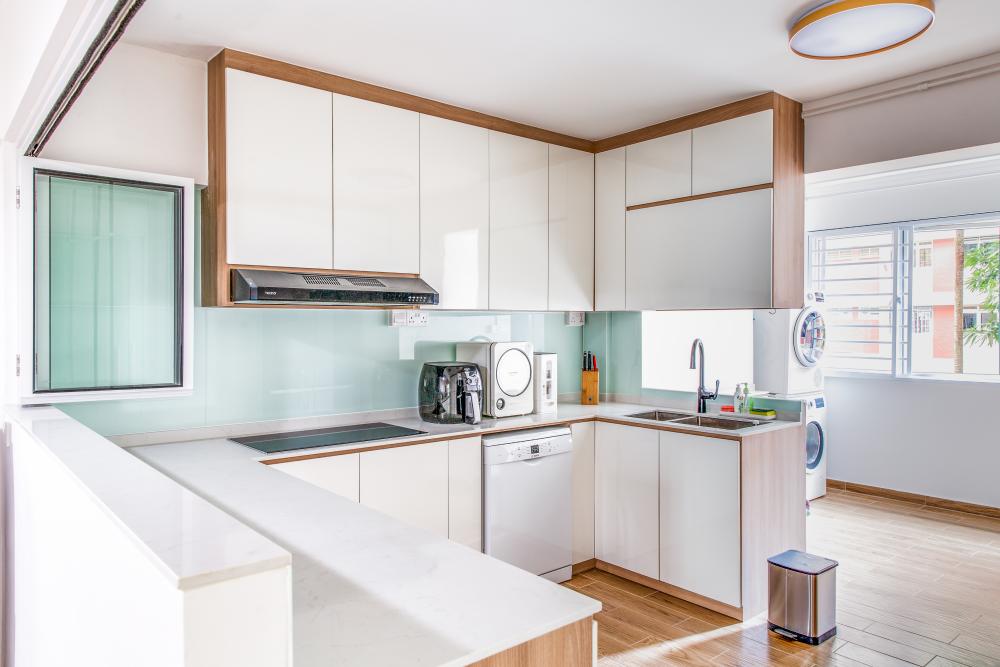 Minimalist Kitchen with Countertop and Kitchen Backsplash