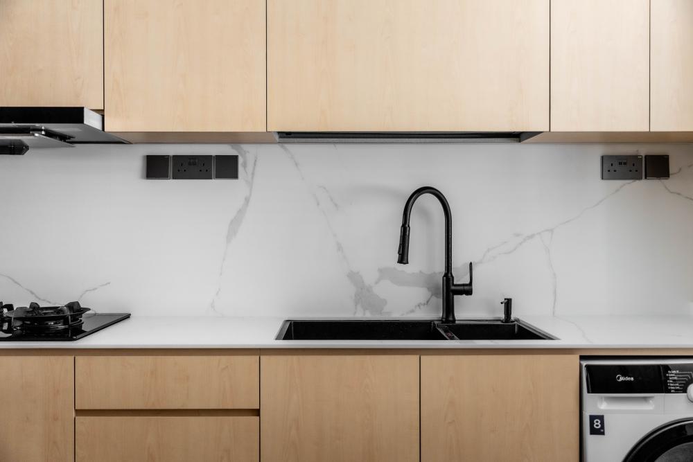 Modern Kitchen with Kitchen Backsplash and Kitchen Accessories
