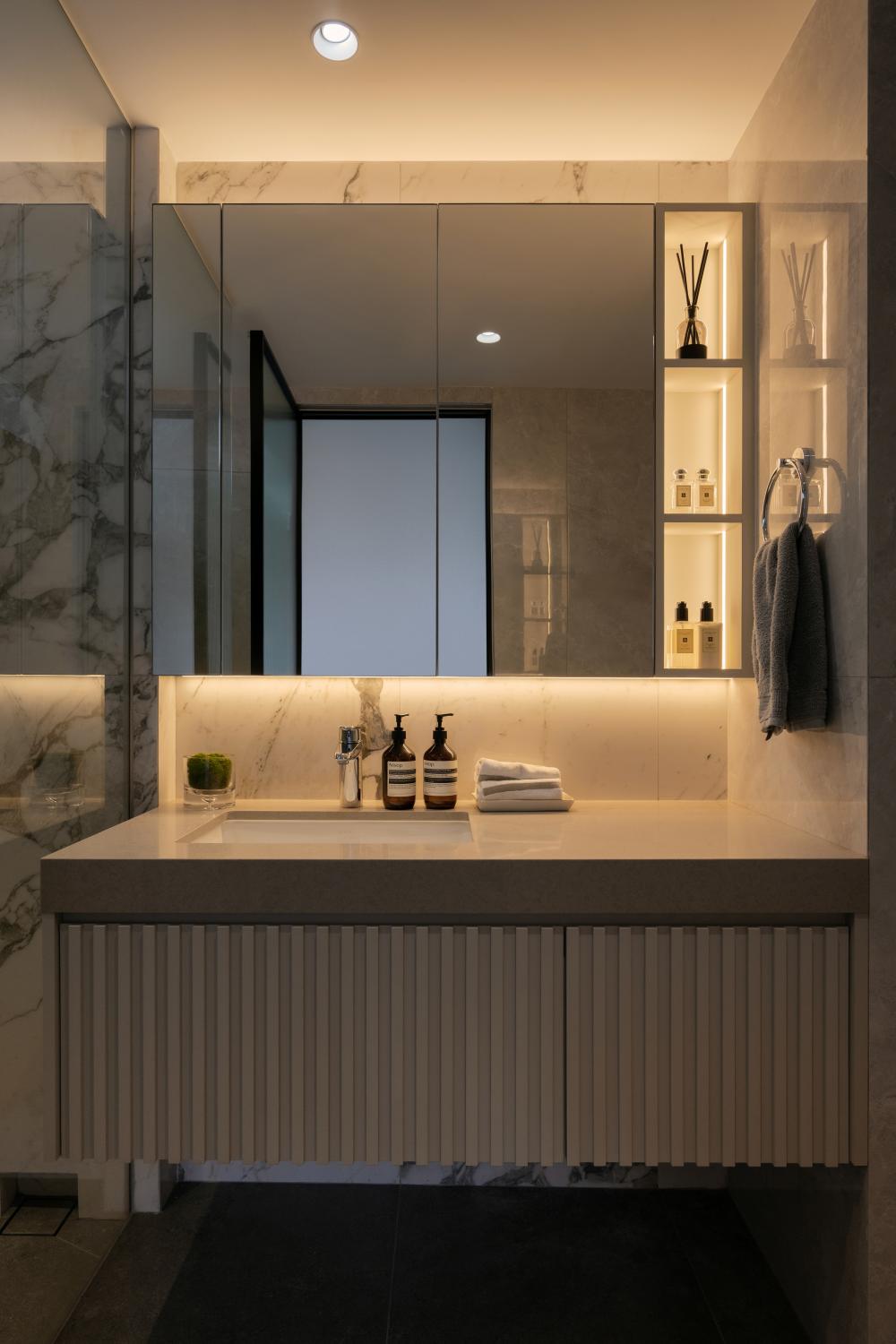 Modern Bathroom with Mirror and Bathroom Storage