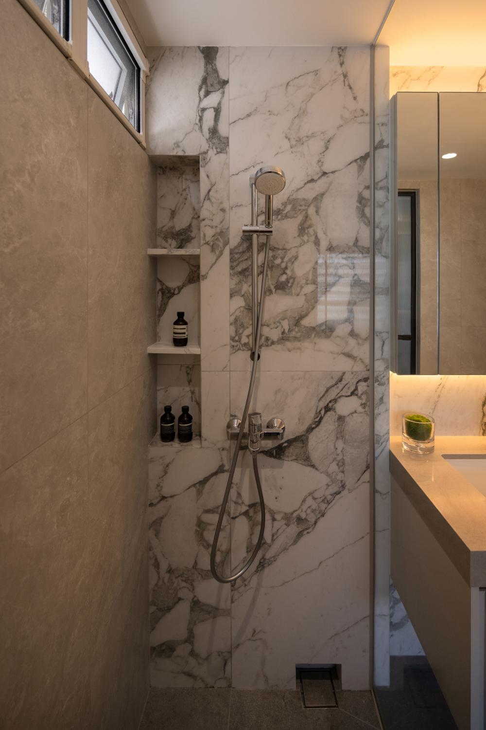 Modern Bathroom with Countertop and Marble Floor
