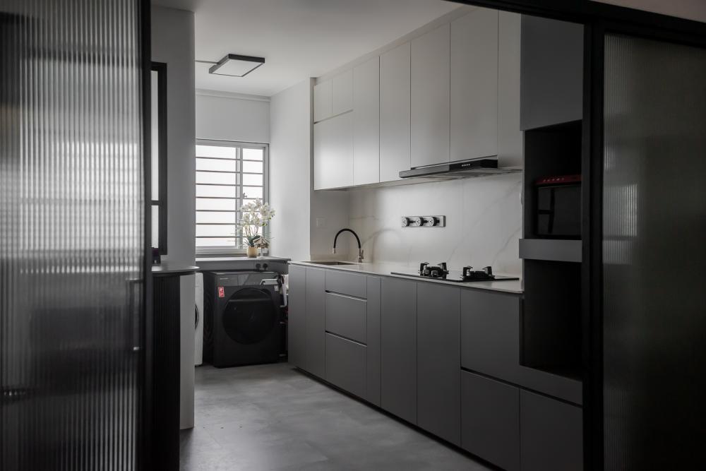 Modern Kitchen with Homogeneous Tiles and Kitchen Window