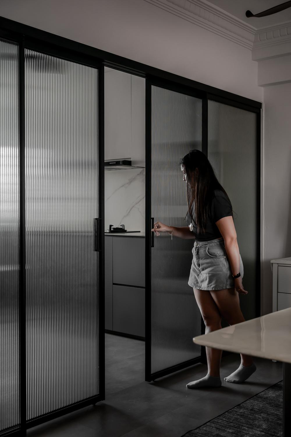 Modern Kitchen with Vinyl Flooring and Kitchen Window