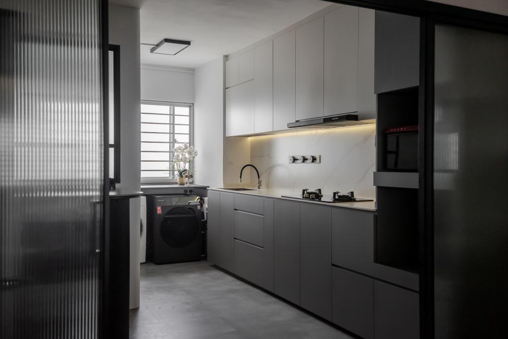 Modern Kitchen with Homogeneous Tiles and Kitchen Window