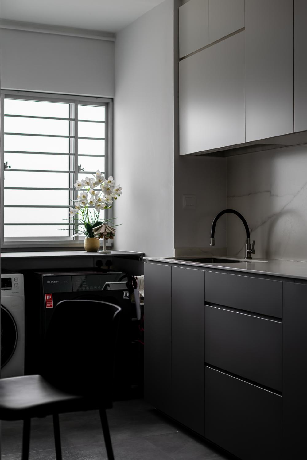 Modern Kitchen with Homogeneous Tiles and Kitchen Window