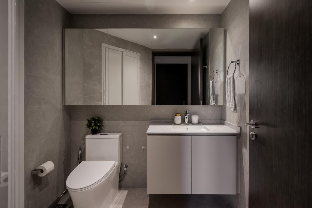 Modern Bathroom with Countertop and Homogeneous Tiles