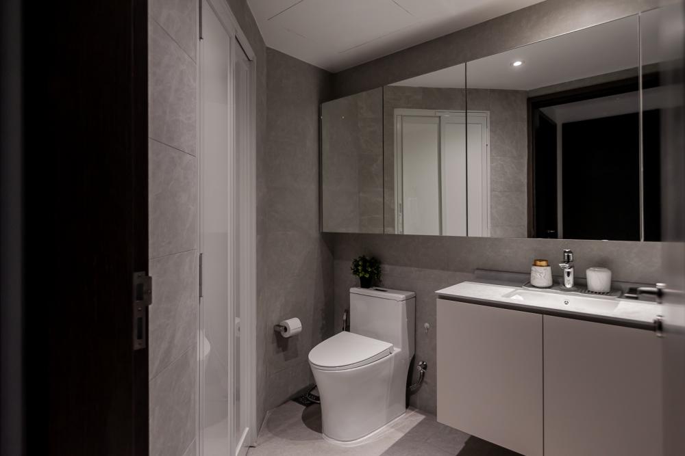 Modern Bathroom with Countertop and Homogeneous Tiles